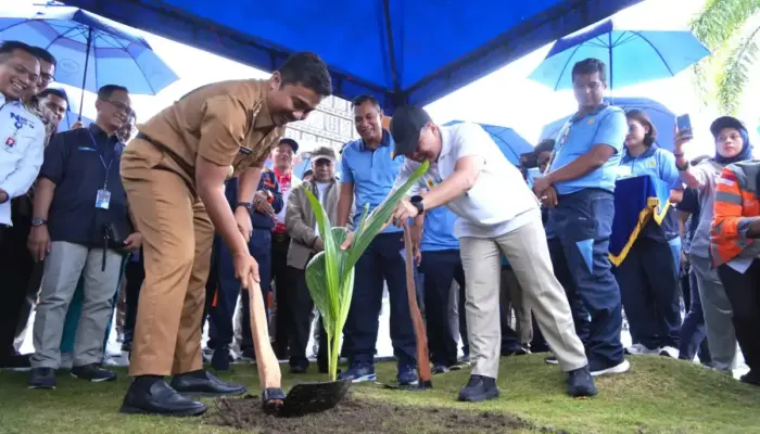 PLN UID Sumbar Hijaukan Pangkalan TNI AU Sutan Sjahrir dengan 500 Pohon Kelapa Hybrida