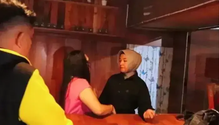 Pol PP Padang Amankan Gadis Tanpa KTP Saat Grebek Cafe Miras di Jalan By Pass Anak Aia