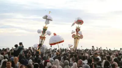 200 Ribu Lebih Wisatawan Saksikan Pesona Hoyak Tabuik Piaman 2025 di Pantai Gandoriah