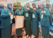 Kader PKK Kota Padang Raih Pin Emas Adhi Bakti di Puncak HKG PKK 2025 Samarinda