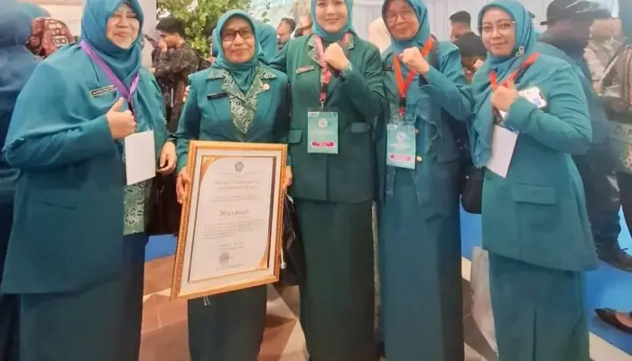 Kader PKK Kota Padang Raih Pin Emas Adhi Bakti di Puncak HKG PKK 2025 Samarinda