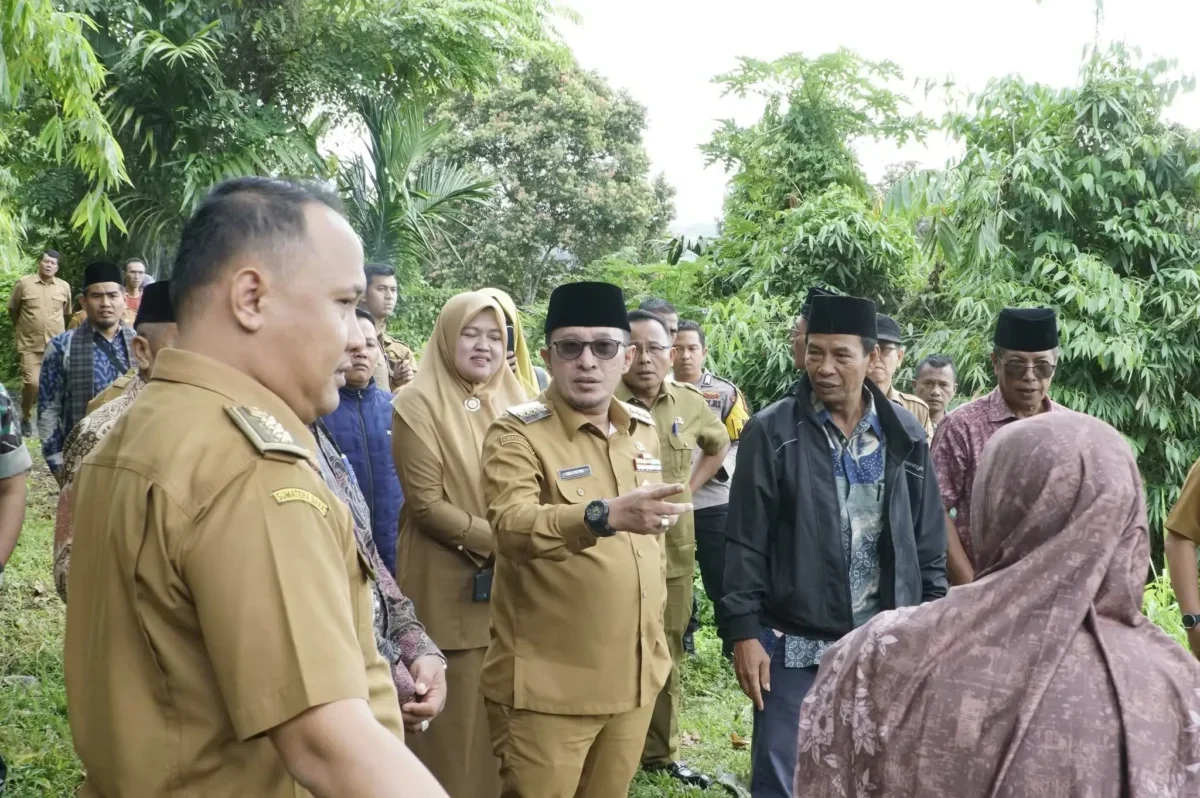 Bupati Tanah Datar, Eka Putra saat kunjungan kerja ke Nagari Jaho, Senin (14/07/25).
