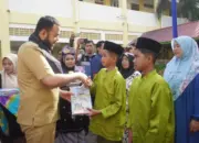 Walikota Padang Bukan Omon-omon! Minggu Lalu Serahkan Seragam Gratis, Sekarang Bagi-bagi LKS