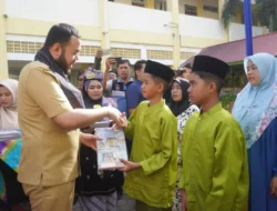 Walikota Padang Bukan Omon-omon! Minggu Lalu Serahkan Seragam Gratis, Sekarang Bagi-bagi LKS