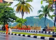 Saat Warga Masih Terlelap, Para Wanita “Pahlawan Kebersihan” Sudah Menyapu Sampah di Kota Padang