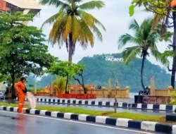 Saat Warga Masih Terlelap, Para Wanita “Pahlawan Kebersihan” Sudah Menyapu Sampah di Kota Padang