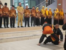 Atraksi Pesilat Tuo dan Penari Lansia Meriahkan HUT ke-63 PWRI Padang