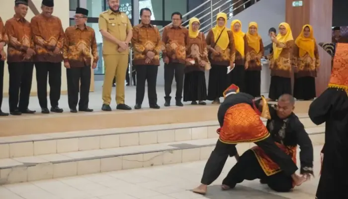 Atraksi Pesilat Tuo dan Penari Lansia Meriahkan HUT ke-63 PWRI Padang