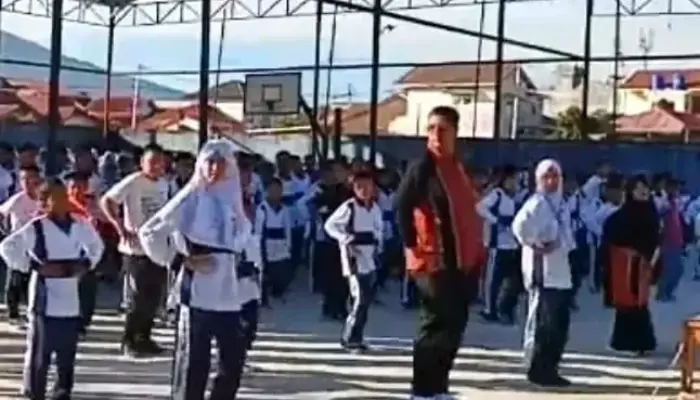 Senam Anak Indonesia Hebat Meriahkan Hari Anak Nasional di SMPN 2 Bukittinggi