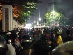 Teriakan Polisi “Pembunuh” Bergema di Padang, Massa Geruduk Mapolda Sumbar