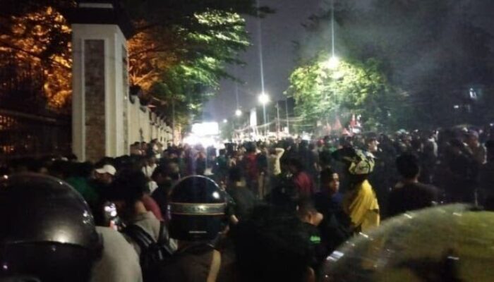 Teriakan Polisi “Pembunuh” Bergema di Padang, Massa Geruduk Mapolda Sumbar