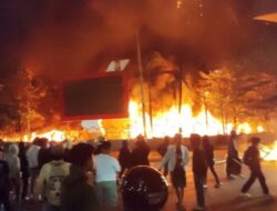 Makassar Membara! Massa Bakar Gedung DPRD, Walikota Nyaris Jadi Korban