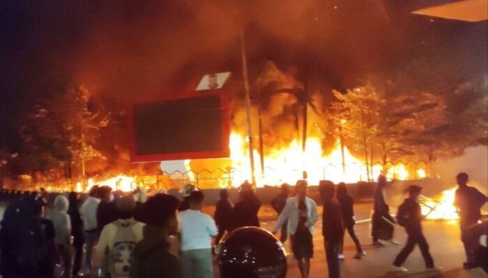 Makassar Membara! Massa Bakar Gedung DPRD, Walikota Nyaris Jadi Korban