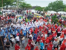 Ribuan Warga Padang dari Beragam Agama Kompak Gotong Royong Bersihkan Pantai