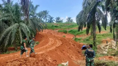Progres Pembangunan Jalan Baru di Muaro Momong Pulau Punjung Oleh TNI Masuk Desa