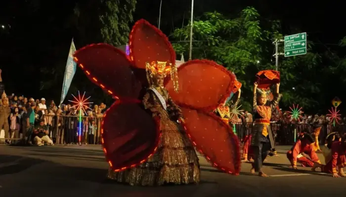 Tarian Kolosal “Satujuan” Tampil Memukau saat Pembukaan Pawai Telong Telong HJK Padang