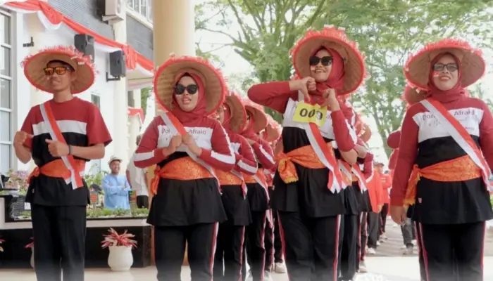 Kocak Tetap Kompak, Aksi Perangkat Nagari Solok Selatan Memukau di Lomba Gerak Jalan 