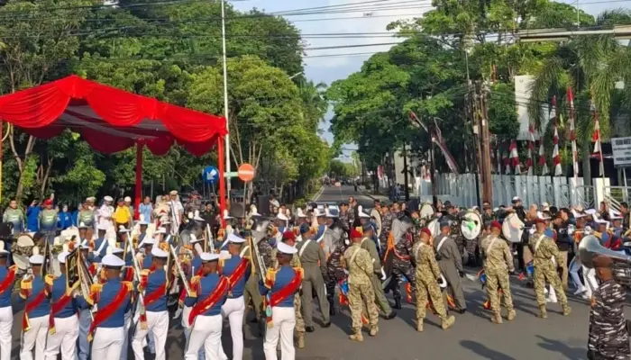 Atraksi Kirab Bima Suci dan Genderang Seruling Gita Jala Taruna Pukau Warga Kota Padang