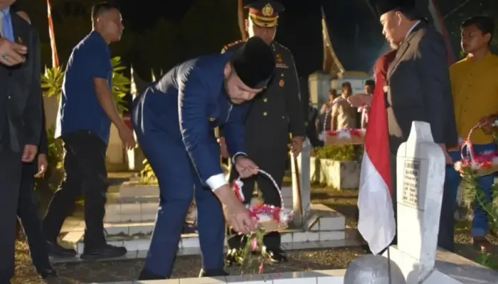 Walikota Fadly Amran Bersama Forkopimda Padang Tabur Bunga di Makam Pahlawan Kuranji