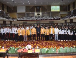 Tampil di PKKMB UNP, Walikota Padang Fadly Amran Bakar Semangat Ribuan Mahasiswa Baru