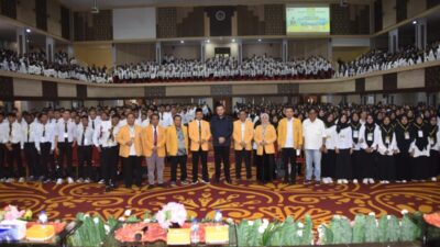 Tampil di PKKMB UNP, Walikota Padang Fadly Amran Bakar Semangat Ribuan Mahasiswa Baru