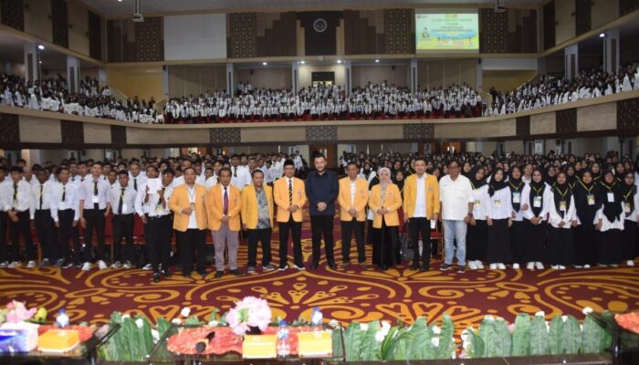 Tampil di PKKMB UNP, Walikota Padang Fadly Amran Bakar Semangat Ribuan Mahasiswa Baru