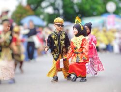 FOTO: Keren Abis! Pawai Alegoris HUT RI Dharmasraya Kental Nuansa “NKRI”
