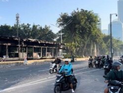 Kondisi Terkini Jakarta Rusak Parah! Halte Bus Tinggal Puing, Pecahan Kaca Berserakan