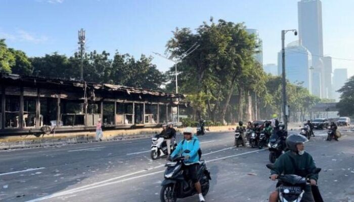 Kondisi Terkini Jakarta Rusak Parah! Halte Bus Tinggal Puing, Pecahan Kaca Berserakan