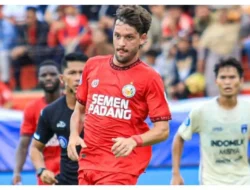 Gol Spektakuler Ala “Messi” Chaby Bawa Semen Padang FC Menang 2-0 Atas Dewa United