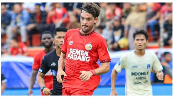 Gol Spektakuler Ala “Messi” Chaby Bawa Semen Padang FC Menang 2-0 Atas Dewa United