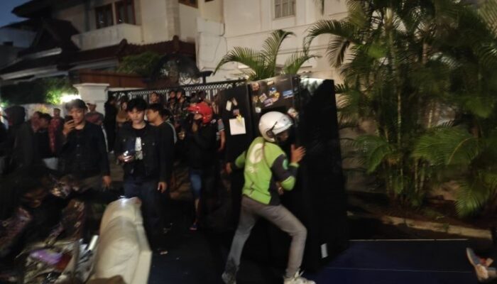 Tak Berkutik! Legislator Eko Patrio dan Uya Kuya Terpana saat Rumahnya Digeruduk Massa