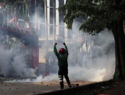 BREAKINGNEWS: Jakarta Memanas, Dentuman Keras Tembakan Gas Air Mata Terdengar Dimana-mana