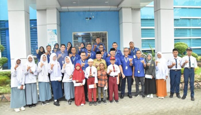 Perumda Air Minum Kota Padang Beri Beasiswa 137 Anak Karyawan Berprestasi