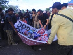 Patut Dicontoh! Usai Unjuk Rasa Damai, Mahasiswa Padang Kumpulkan Sampah Berserakan