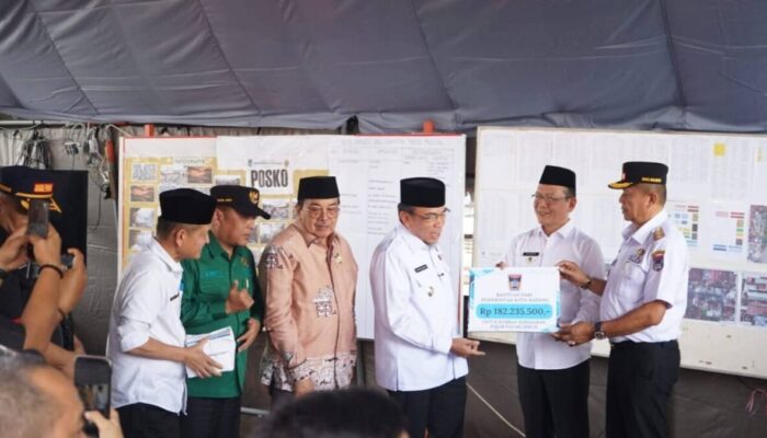 Pemko Padang Serahkan Bantuan Rp182 Juta untuk Pedagang Korban Kebakaran Pasar Payakumbuh