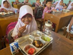 Makan Bergizi Gratis Mulai Menyasar Sekolah Pinggiran Kota Padang