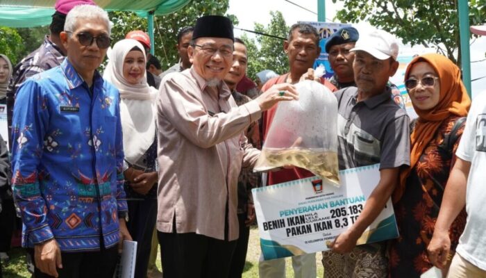 Nelayan Kota Padang dapat Bantuan Mesin Tempel, Jaring dan Benih Ikan