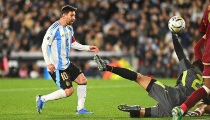 Menolak Tua! Messi Cetak 2 Gol saat Argentina Bantai Venezuela 3-0 di Laga Perpisahan
