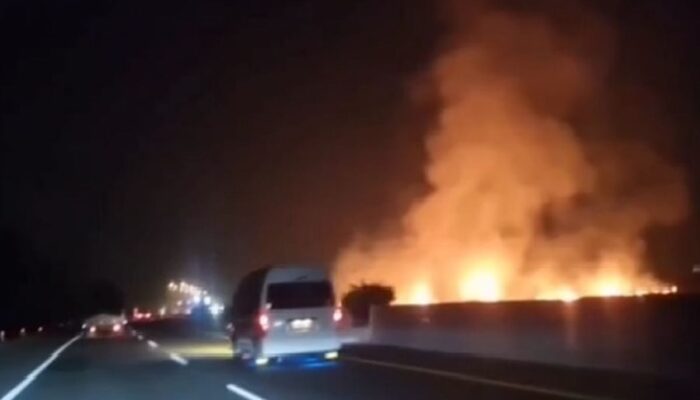 Warga Heboh! Meteor Berupa Bola Api Jatuh dari Langit Cirebon, Bunyi Dentuman Sangat Keras