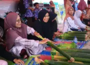 Tradisi “Malamang” Menanamkan Nilai Kebersamaan Bagi Emak-emak di Padang Pariaman