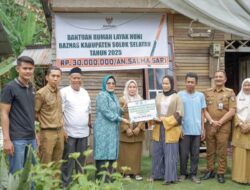 TP PKK Solok Selatan Salurkan Bantuan Bedah Rumah di Sungai Padi Selatan