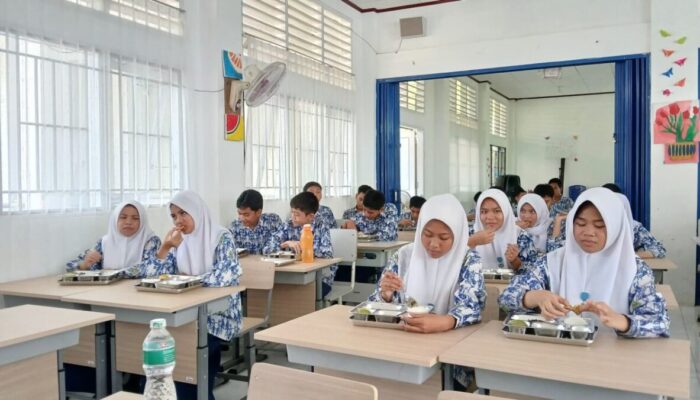SMPN 13 Padang Mulai Dapat Jatah MBG, Ada Rasa Was-was di Balik Kesenangan?