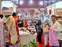 Kerajinan Sulaman dan Batik Sampan Khas Pariaman Hadir di Pameran INACRAFT 2005