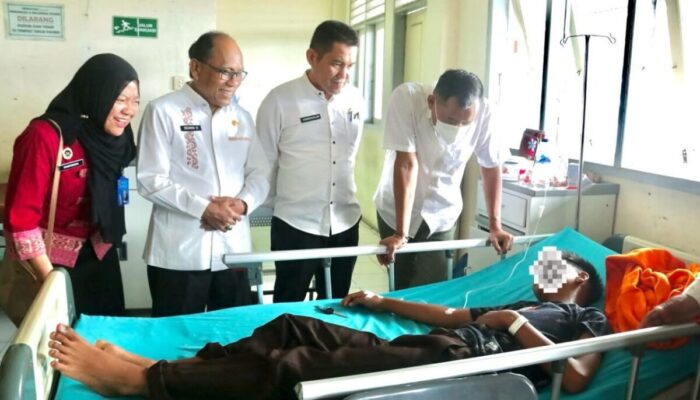 Giliran Direktur Pemantauan dan Pengawasan Wilayah I BGN Kunjungi Siswa Keracunan MBG di Agam