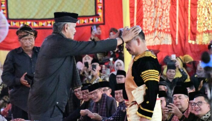 Fauzi Bahar Dt. Sati Dikukuhkan Sebagai Penghulu Suku Koto Kanagarian Koto Tangah