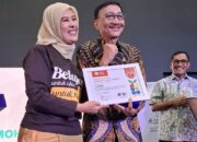Bupati Hendrajoni Terima Mohammad Syafei Award 2025 atas Dedikasi Peduli Pendidikan