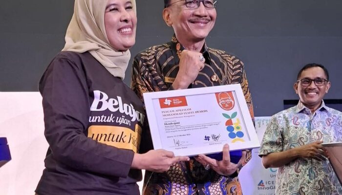 Bupati Hendrajoni Terima Mohammad Syafei Award 2025 atas Dedikasi Peduli Pendidikan