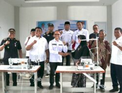 Korban Galodo Lahar Dingin Gunung Marapi Terima Bantuan Alat Usaha Mesin Jahit