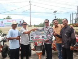 Pemkab Dharmasraya Serahkan 10 Unit Traktor Alsintan kepada Kelompok Tani
